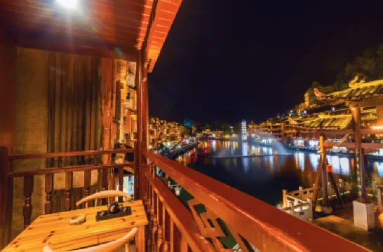 風橋輕雨●行歌里民宿（鳳凰古城鳳橋店） 鄰近南華山神鳳文化景區的酒店