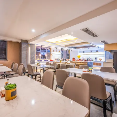 Homeinn Plus Hotel (Suining Central Business District Pedestrian Street)