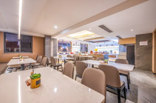 Homeinn Plus Hotel (Suining Central Business District Pedestrian Street)