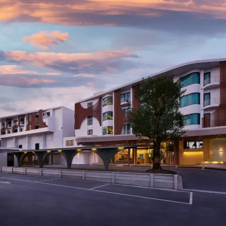 Phetara Hotel Mahachai by PCL Отели рядом с достопримечательностью «Ват лонг Кхру»