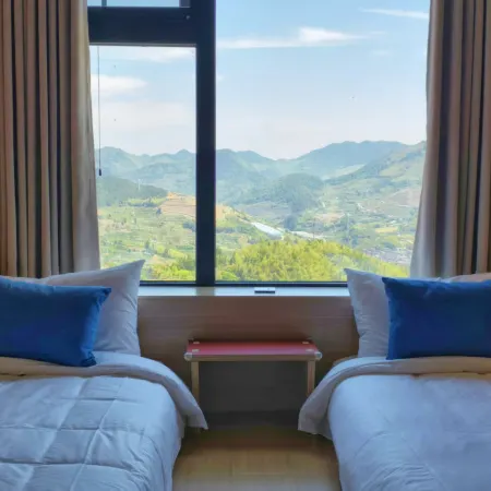 Huarong Light Stay · Tonglu