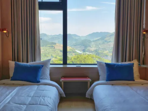 Huarong Light Stay · Tonglu