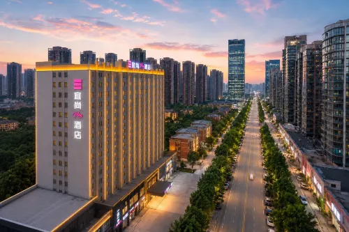 Yishang PLUS Hotel (Xiangyang Station Minfa Commercial Plaza Branch) - Pools