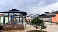 Mangshi Xinjia Homestay (Xinwanchang) - 주차장