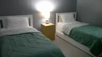 Spacious 3‑Bedroom Home • Free Parking • 20 min to ATL Airport -  Privatzimmer