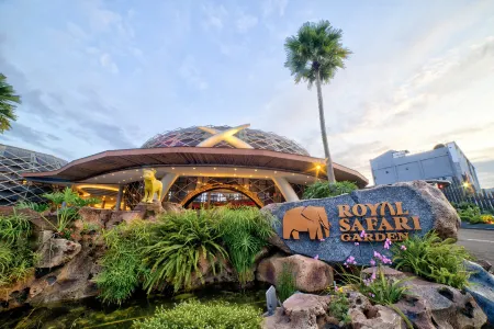 Royal Safari Garden Resort and Convention Отели рядом с достопримечательностью «Таман Сафари Индонезия Богор»
