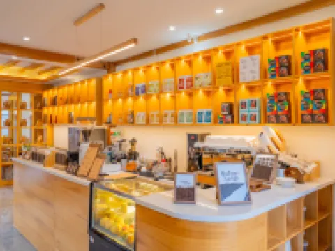 ฮอลิเดย์ วิลล่า ซงจูจวี้ คอฟฟี่แอนด์ที ดีไซเนอร์การ์เดน โรงแรมในลี่เจียง