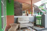 Spot on 1762 Gandrung Payungan Family InnNearStasiun Banyuwangi Kota Hotel a Glagah