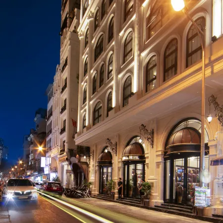 MAY DE VILLE Lakeside Hotel