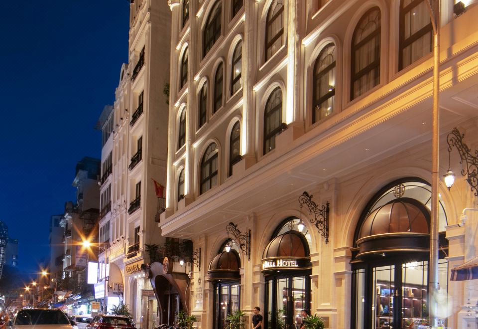 MAY DE VILLE Lakeside Hotel