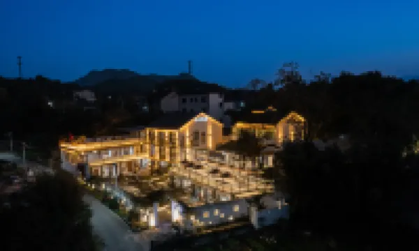 Twelve Rooms·Designer Art Aesthetics Hotel (Anji Fantasy Jialebi Store) Hotel berhampiran Anji Passenger Transport Center