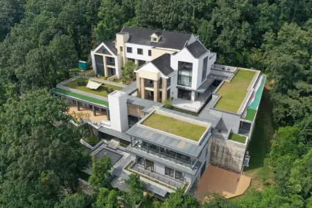 Mid-Levels Range Rover Hotel