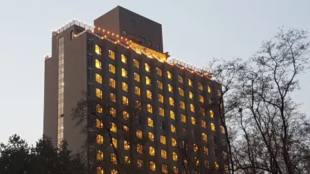 JK Blossom Hotel Отели рядом с достопримечательностью «Abraham Park Kenneth Vine Collection Museum»