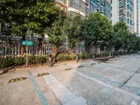 James Joyce Coffetel (Xinyang Xixian Longhu Huayi) - parking