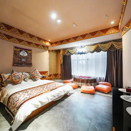 Wolf's Home Hotel Vacation (Silk Road Light Tourism Town Railway Station)