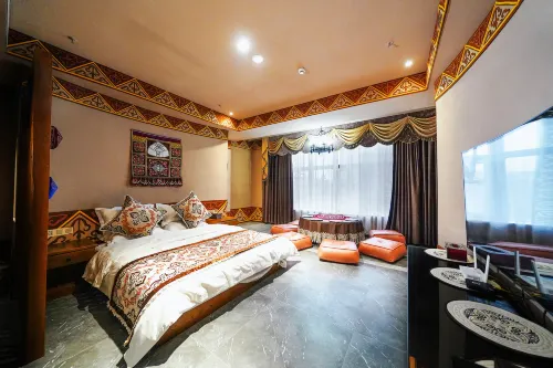 Wolf's Home Hotel Vacation (Silk Road Light Tourism Town Railway Station)