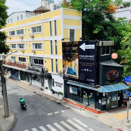 Thonglor Suites Hotel Отели рядом с достопримечательностью «Станция надземного метро Thong Lo»