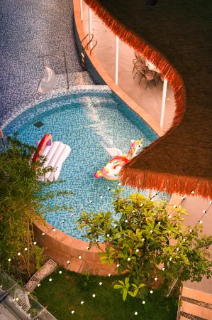 Floral Hotel·Vaguely Nanshan Hot Spring Courtyard Hotel Отели рядом с достопримечательностью «Xi'an Mingde Institute of Technology»