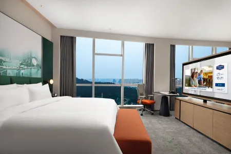 Hampton by Hilton Wuhan Jiangxia Отели рядом с достопримечательностью «Wuhan Vocational College of Communication and Publishing»