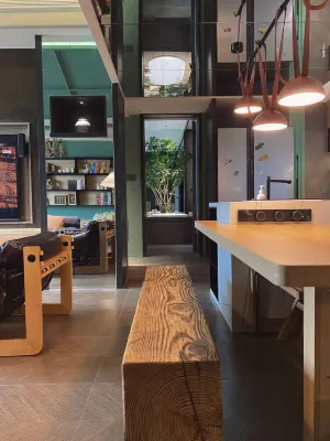 V Cafe Hotel Отели рядом с достопримечательностью «Гуайянская академия гуманитарных наук (Классия Хуаньцзянь»