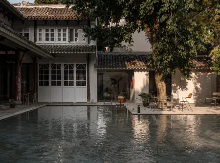 Linhai is not as good as Fang Holiday B&B (Ziyang Street Branch) Отели рядом с достопримечательностью «Wangjiang Gate»