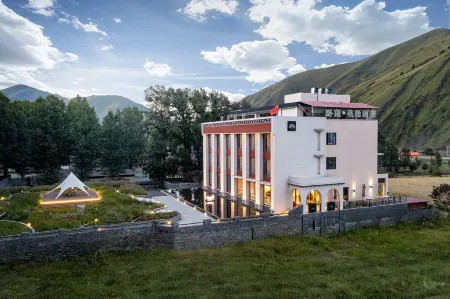 Wolian Huayin Hotel in Xinduqiao Отели рядом с достопримечательностью «Miles Corridor»