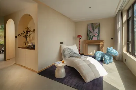 Lanxiu Snowmountain Boutique Hotel Отели рядом с достопримечательностью «Yuzhu Qingtian Scenic Resort»