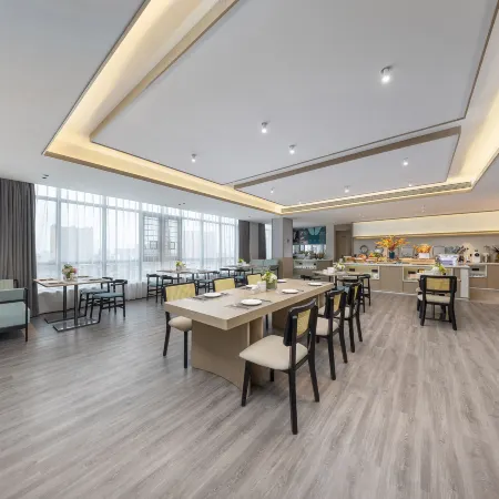 Country Inn & Suites by Radisson(Guigang Pingnan Donghu Commercial Pedestrian Street Store)