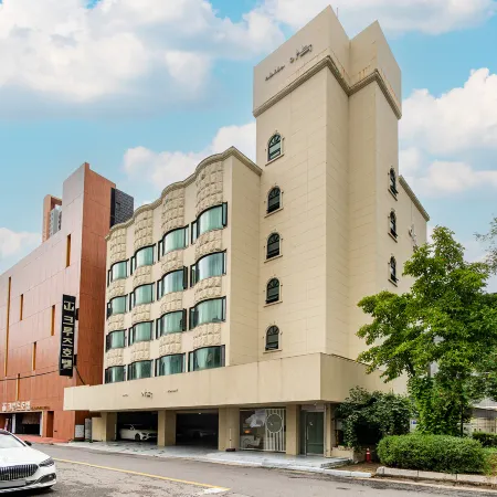 Aank Hotel Wolgot Отели рядом с достопримечательностью «Порт Сораэ»
