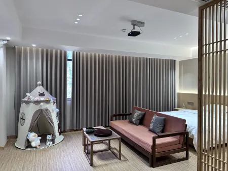 Sunshine Car · Travel original ecological small home hostel