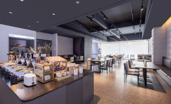 Nanjing Gulou Zhongfu Road Subway Station Light Residence Hotel