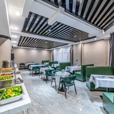 Heilongchen Business Hotel (Heihe Railway Station)