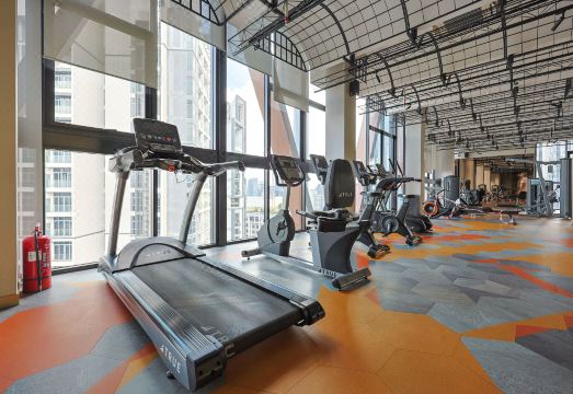 Scarletz KLCC의 인피니티 풀에서 바라본 도심 전망