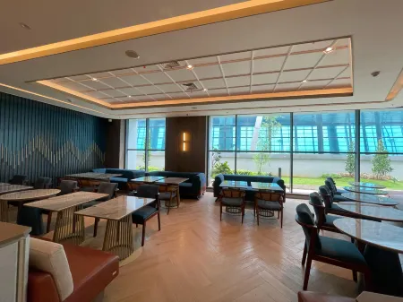 Grand Anara Airport Hotel Отели рядом с достопримечательностью «Soekarno-Hatta Statue»