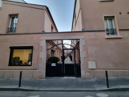 Hotel de l'Horloge Отели рядом с достопримечательностью «Кладбище Пер Лашез»