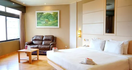 Horison Ultima Makassar Отели рядом с достопримечательностью «Wisma Pattimura»