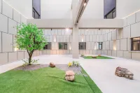 JI Hotel (Hulunbuir Hailar Airport Genghis Khan Square)