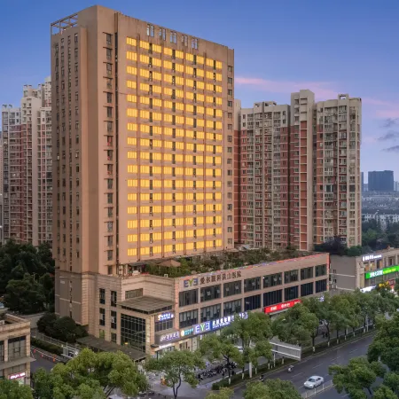 Rujia Hotel (Guanggu Square Metro Station, Minzu University, Wuhan) Отели рядом с достопримечательностью «Южный Китайский национальный университет-Северный 2-й ворота»