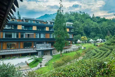 Qingcheng Road Chashanfang Tea Culture Private Soup Hotel Отели рядом с достопримечательностью «Baiyun Wanfo Cave»