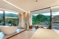 Yuefeng Light Luxury Hotel (Xijiang Qianhu Miao Village Scenic Area Liuhao Fengyuqiao)