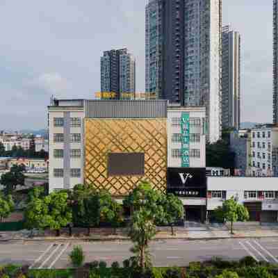 V+精品主題飯店(興仁廣場振興大道店) Hotel Exterior