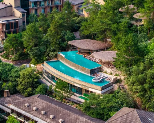 ANJI·JUNLAN LAOZHUANG SHANJU TANGQUAN RESORT HOTEL Ξενοδοχεία στην πόλη Άντζι