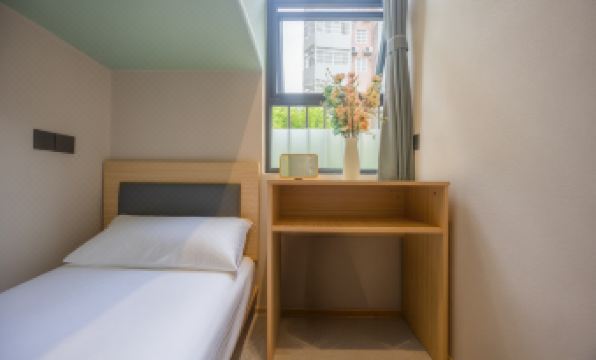 Litchi in Red · Elegant Studio - Youth Stay Inn