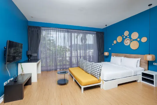 ห้องดีลักซ์เตียงคิงไซส์พร้อมวิวสระว่ายน้ำ