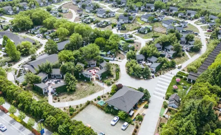 Scenery Retreats (Qinling Mount Taibai Hot Spring Retreat) Отели рядом с достопримечательностью «Eye of Mount Taibai»