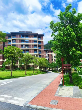 Yujianquan Hot Springs Homestay (Gupo Mountain Tourism Resort Area Outdoor Hot Springs Museum) Отели рядом с достопримечательностью «Shibashuiyuan Ecological Scenic Spot»