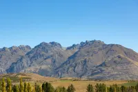 Jacks Point Earth House, Mountain View & Fireplace - Homestays