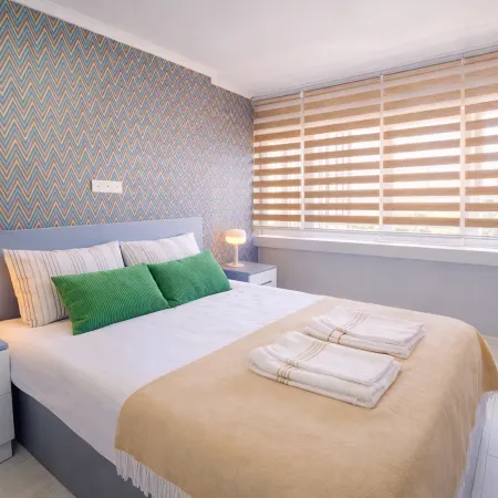 Maxi Homes Opposite Hadrian’s Gate & Old Town