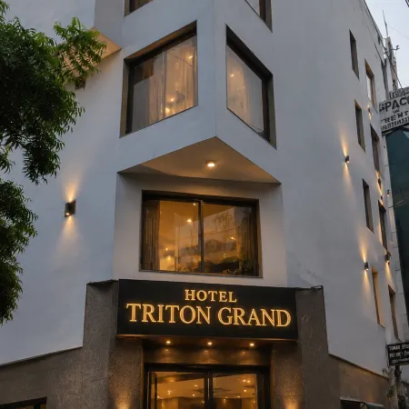 HOTEL TRITON GRAND Отели рядом с достопримечательностью «Университет Джавахарлала Неру»