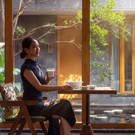 Yue·Seventeen | Panoramic Lijiang Old Town View · Golden Mountain Sunrise · Garden Coffee Guesthouse